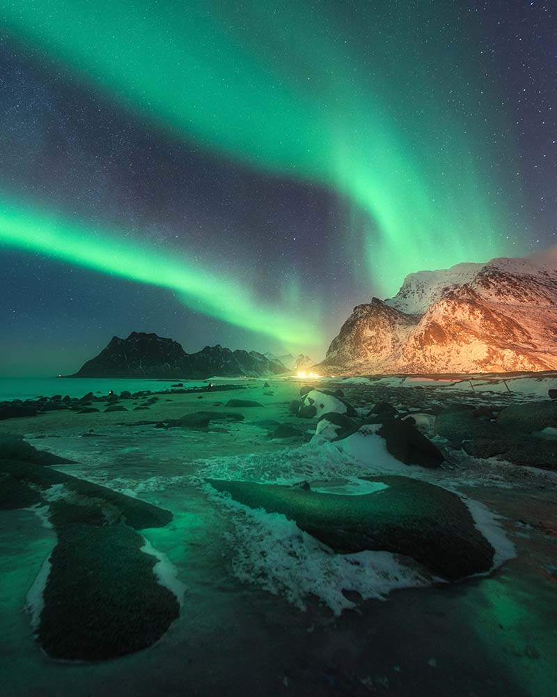 aurora borealis above uttakleiv beach in lofoten i ma8p3cq.jpg