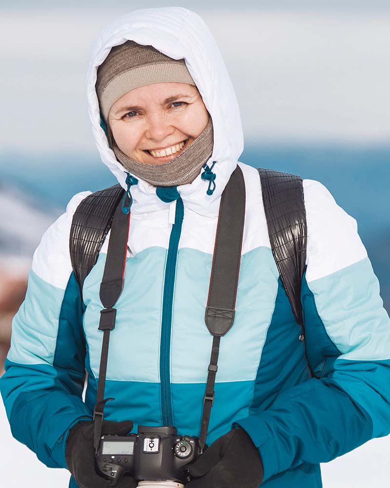 female photographer in winter day outdoor fyzqb58.jpg